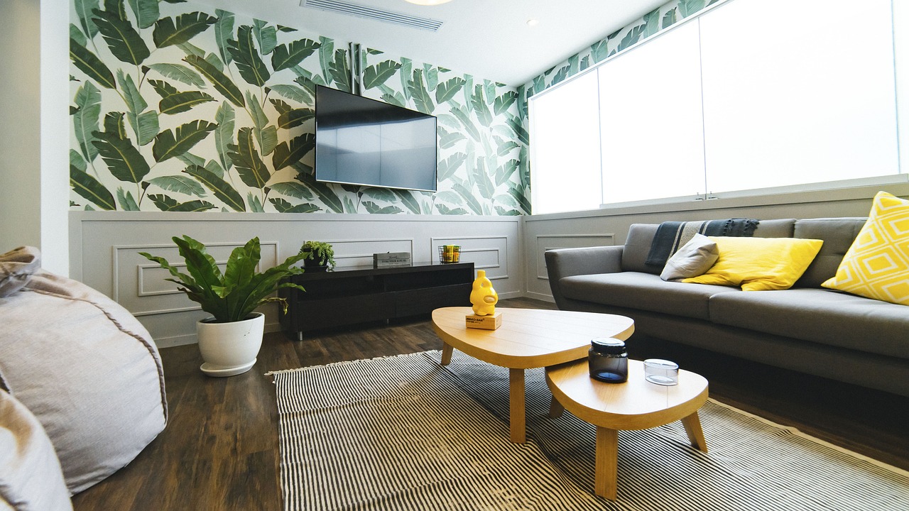 Gezellig interieur met okergele accenten.