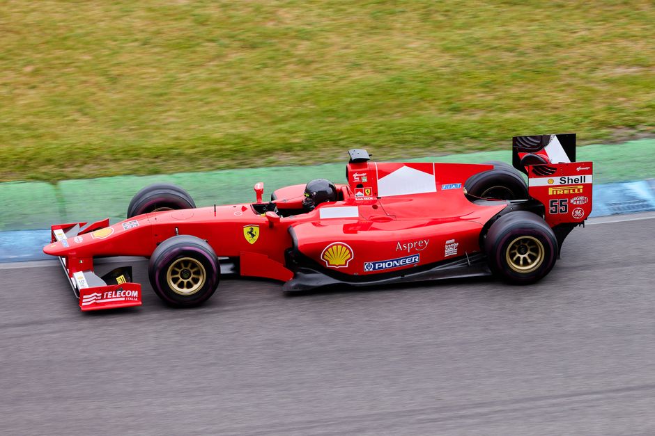 Gekleurde Formule 1 posters als kunstversiering.