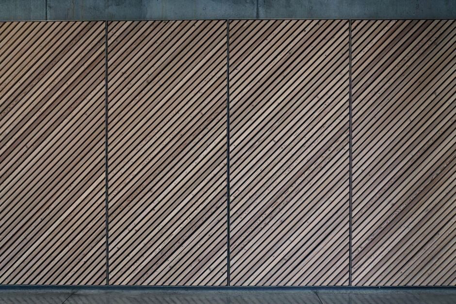 Elegante houten wandpanelen in sfeervolle woonkamer.